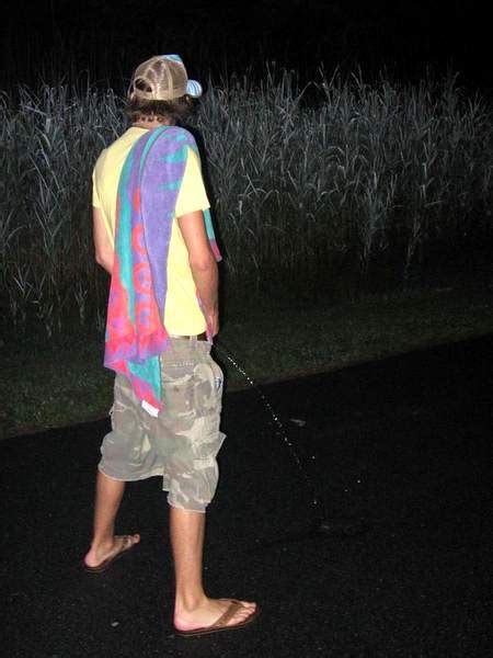 shemale pissing guy